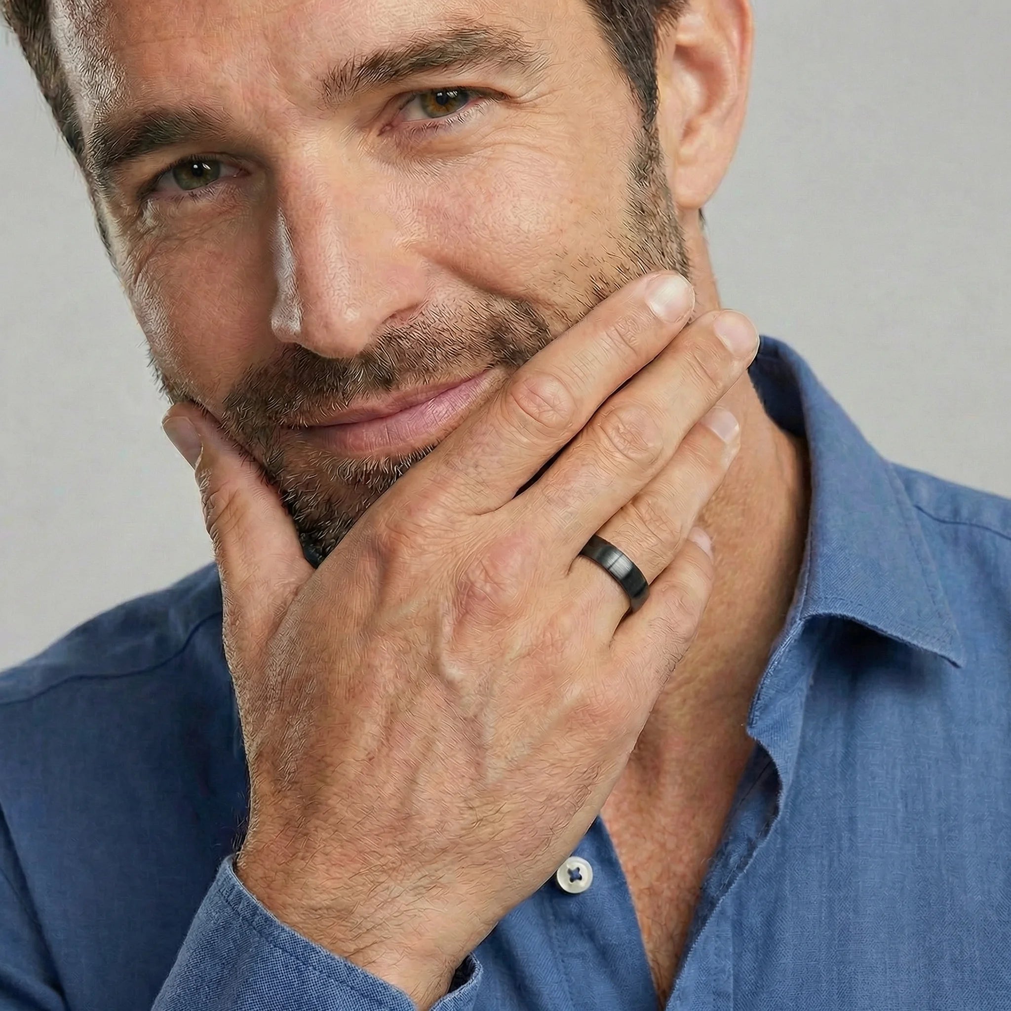 Anello in ceramica lucida "spazzolata" - Nero